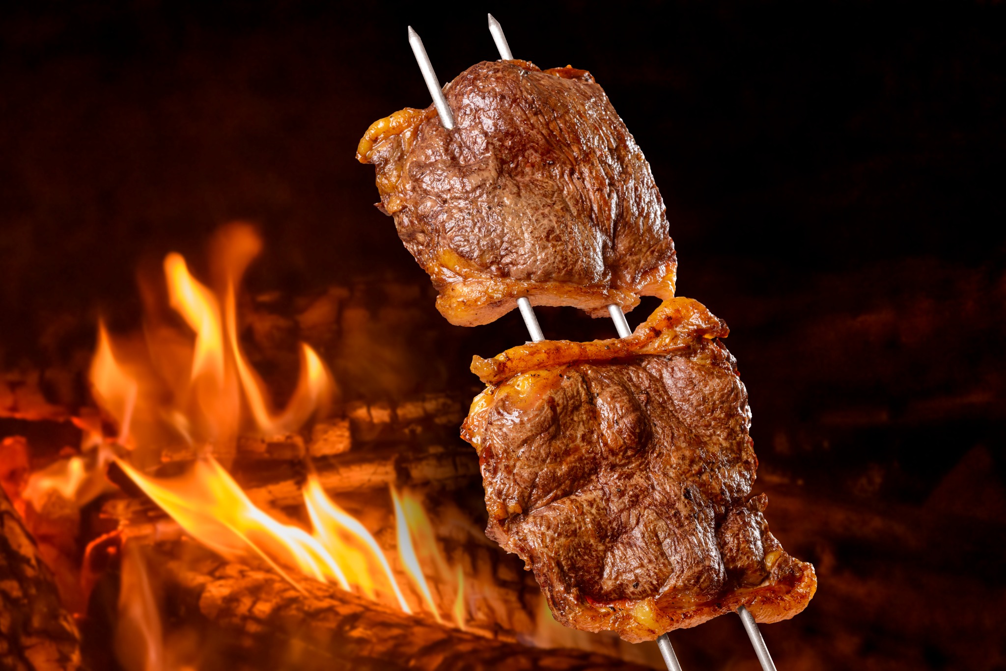 Espeto de carne sobre o fogo