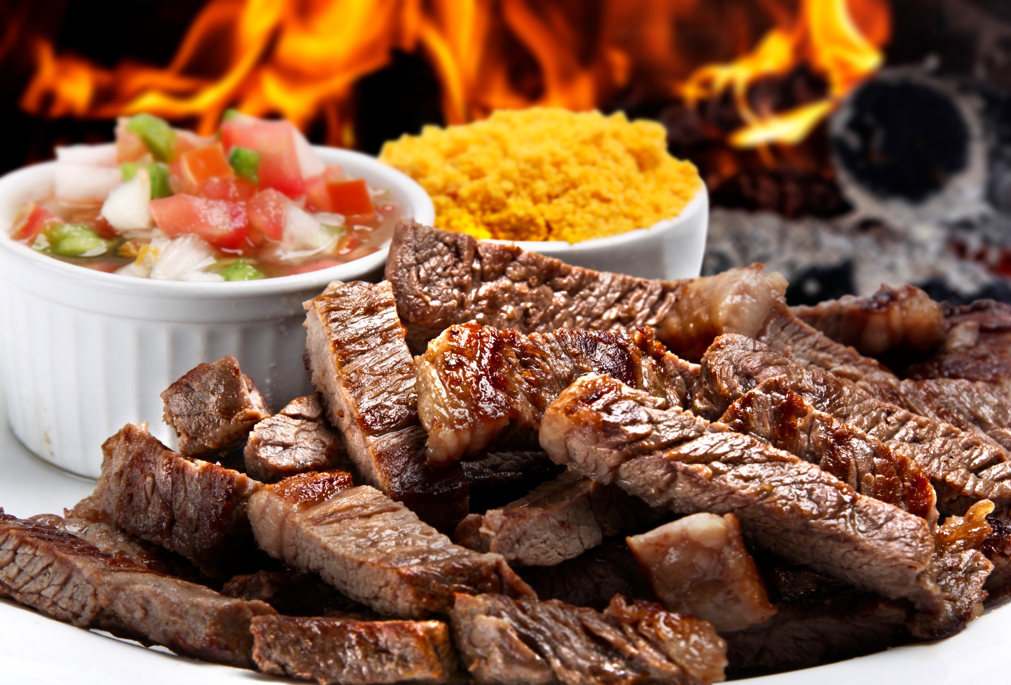 Carne fatiada com acompanhamentos