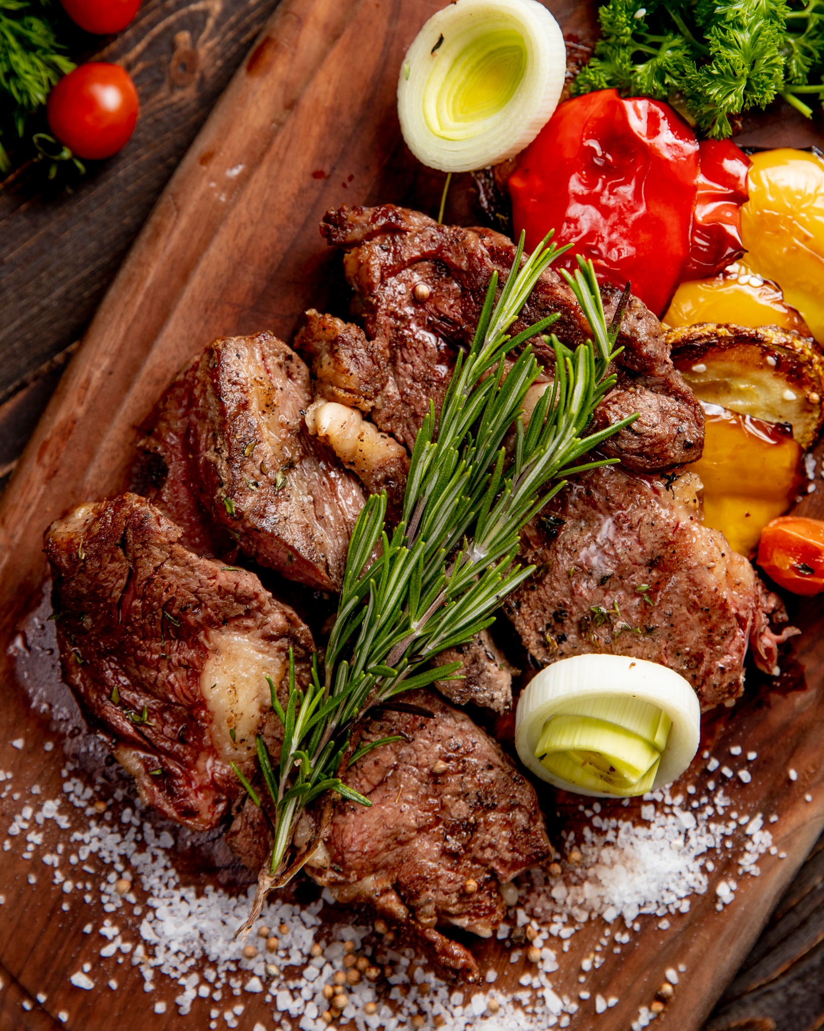Carnes servidas em tábua de madeira