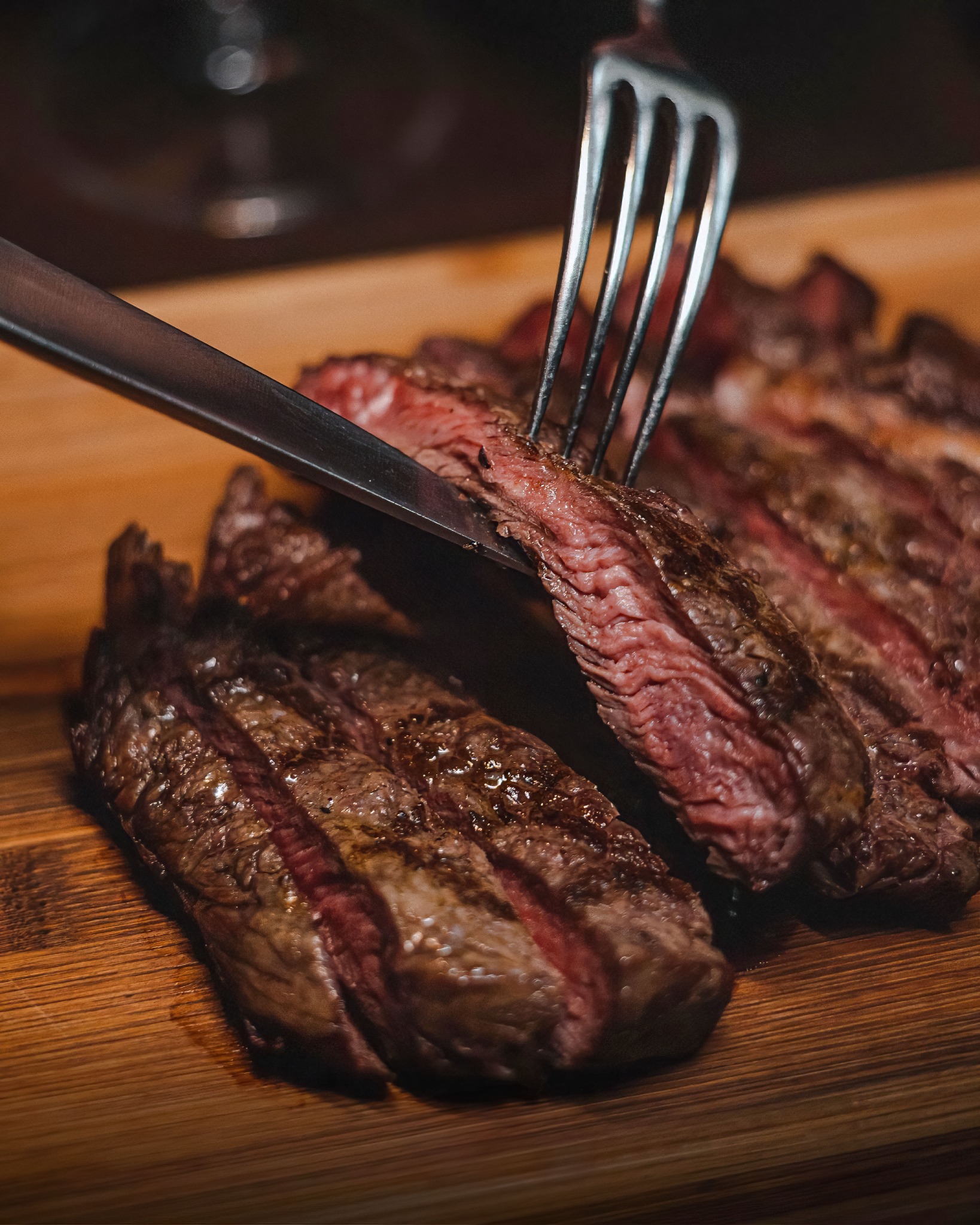 Carne na tábua próxima à churrasqueira