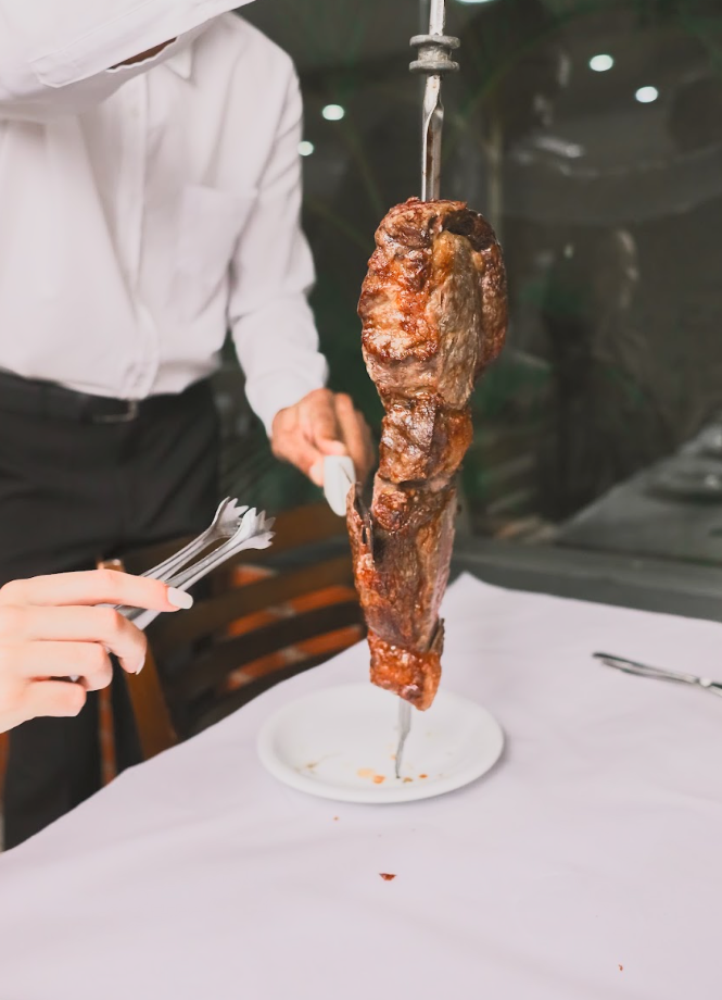 Corte de carne servido no espeto