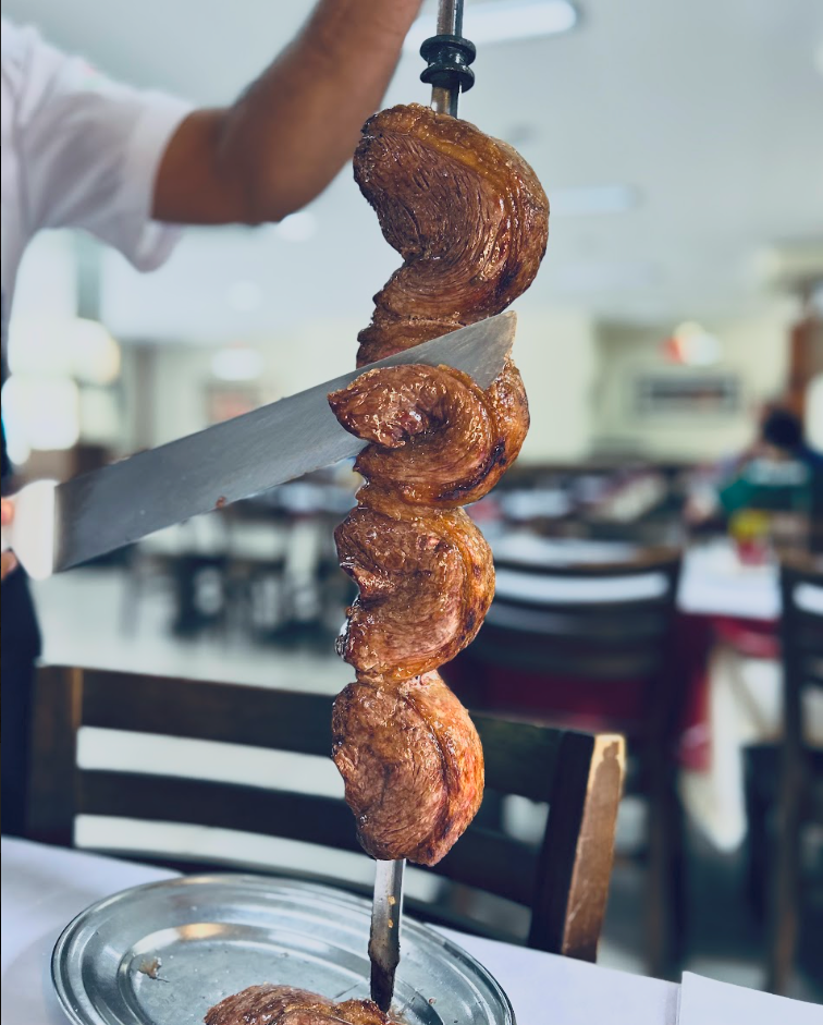 Corte de carne sendo servido na mesa